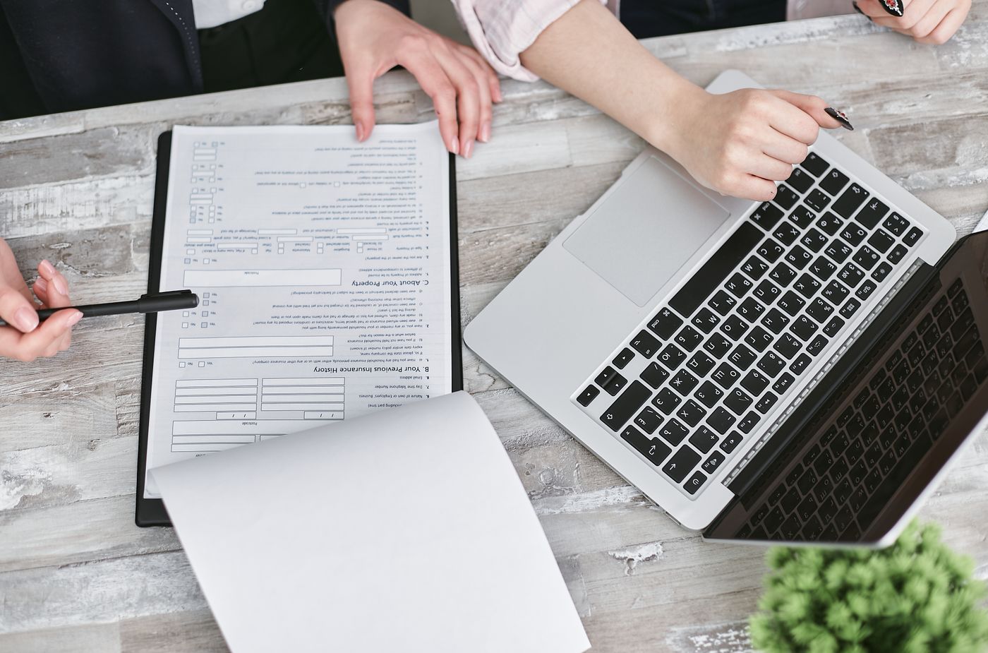 Documentos de un acuerdo siendo revisados y registrados